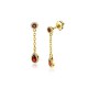 ZINZI gold plated zilveren oorstekers met schakelkettinkje en druppelvormige rood granaat kleursteen en witte zirconia&#39;s ZIO2560 - 20004037